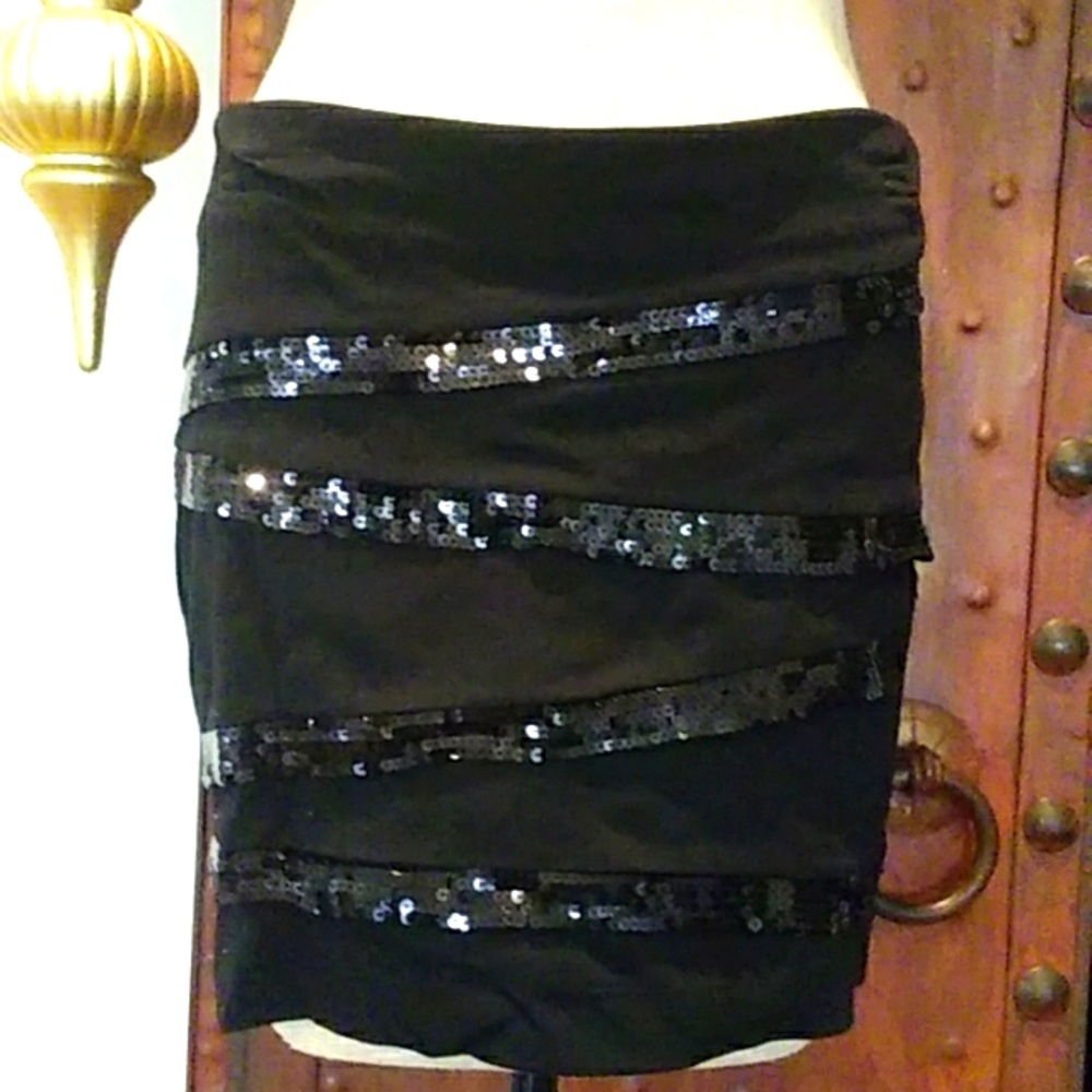 NWT FUN AND FESTIVE KNIT MINI SKIRT WITH BLK SEQUINS. BACK ZIPPER. SZ M